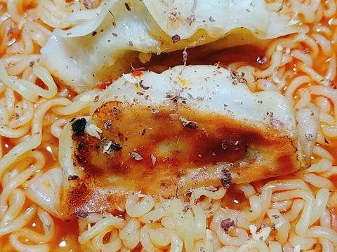 にんにくと花椒香る☆餃子乗せ辛ラーメン